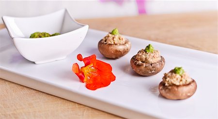 simsearch:400-06387915,k - raw food mushrooms with nut filling and green pesto on top Foto de stock - Super Valor sin royalties y Suscripción, Código: 400-06387924