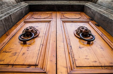 simsearch:400-05710856,k - Lion head knocker on an old wooden door in Tuscany - Italy Fotografie stock - Microstock e Abbonamento, Codice: 400-06388032