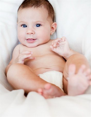 simsearch:400-07088353,k - baby girl is sitting in white blanket very happy Foto de stock - Royalty-Free Super Valor e Assinatura, Número: 400-06388225