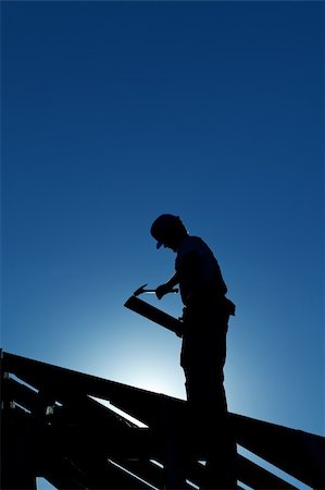 silhouette as carpenter - Silhouette de travailleur sur la structure du toit en contre-jour sur fond de ciel bleu profond Photographie de stock - Aubaine LD & Abonnement, Code: 400-06388305