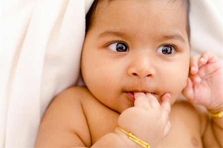 simsearch:400-06098679,k - Six months old Indian baby girl sucking her fingers Fotografie stock - Microstock e Abbonamento, Codice: 400-06389668