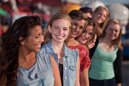 simsearch:400-04591310,k - Smiling teenage girls standing behind each other in line Foto de stock - Super Valor sin royalties y Suscripción, Código: 400-06394234