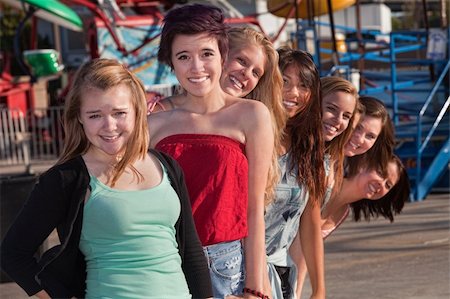 simsearch:400-06395165,k - Groupe d'adolescentes debout derrière eux le sourire Photographie de stock - Aubaine LD & Abonnement, Code: 400-06394232