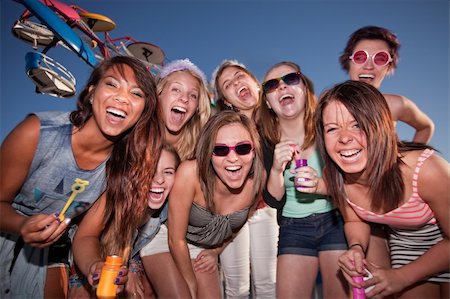 simsearch:400-04591310,k - Group of happy girls with bubbles at amusement park Foto de stock - Super Valor sin royalties y Suscripción, Código: 400-06394246