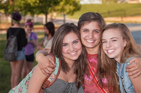 simsearch:400-06395165,k - Trois jolies filles adolescentes s'enlaçant au campus de l'étudiant Photographie de stock - Aubaine LD & Abonnement, Code: 400-06394256