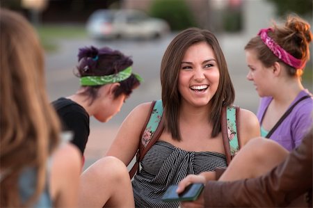 Blanc sans élèves adolescents riant avec le groupe de personnes Photographie de stock - Aubaine LD & Abonnement, Code: 400-06394277