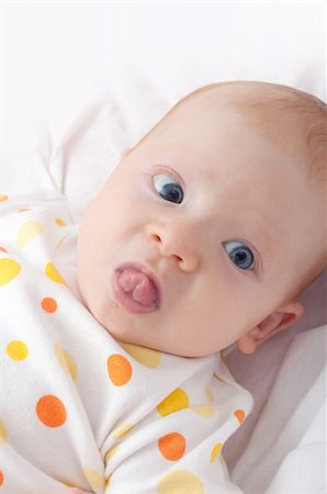 Gros plan de joli bébé tout-petit avec se prélassant langue Photographie de stock - Aubaine LD & Abonnement, Code: 400-06394349