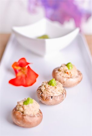 simsearch:400-06387915,k - raw food mushrooms with nut filling and green pesto on top Foto de stock - Super Valor sin royalties y Suscripción, Código: 400-06394472