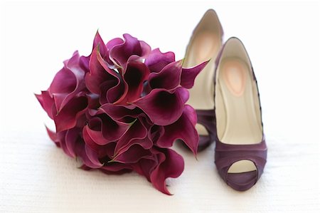 chaussures de mariage et un bouquet de violettes calla lilies Photographie de stock - Aubaine LD & Abonnement, Code: 400-06394563