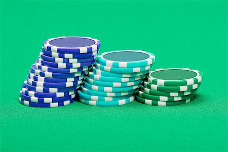 fortuna - pile of playing chips on the green table Foto de stock - Royalty-Free Super Valor e Assinatura, Número: 400-06394879