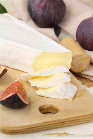 simsearch:825-02307375,k - Figues de fruits des sweet et de fromage Brie sur une planche de bois Photographie de stock - Aubaine LD & Abonnement, Code: 400-06395012