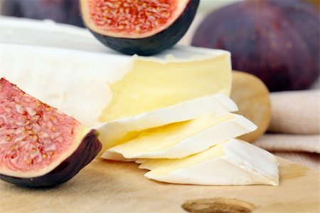 simsearch:825-02307375,k - Figues de fruits des sweet et de fromage Brie sur une planche de bois Photographie de stock - Aubaine LD & Abonnement, Code: 400-06395013