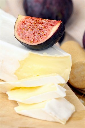 simsearch:825-02307375,k - Figues de fruits des sweet et de fromage Brie sur une planche de bois Photographie de stock - Aubaine LD & Abonnement, Code: 400-06395331