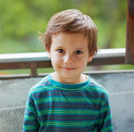 shyshka (artist) - Portrait d'un petit garçon debout et sourire à vous. Photographie de stock - Aubaine LD & Abonnement, Code: 400-06395816