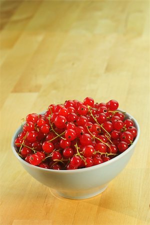 Red currant fruits in a bowl on a wooden table. Foto de stock - Super Valor sin royalties y Suscripción, Código: 400-06395847