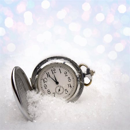 Montre couché dans la neige avant la nouvelle année Photographie de stock - Aubaine LD & Abonnement, Code: 400-06395852