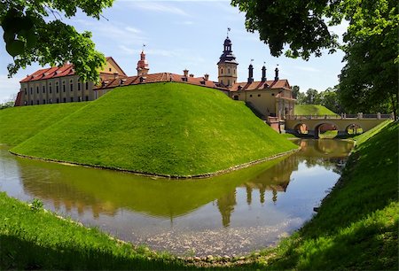 Mittelalterliche Burg und Burggraben um ihn herum in Njaswisch, Weißrussland. Stockbilder - Microstock & Abonnement, Bildnummer: 400-06396297