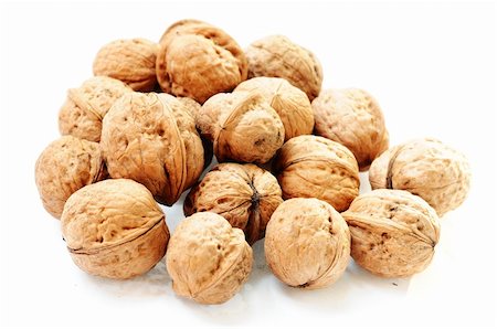 simsearch:400-08695656,k - A pile of raw walnuts on a white background Foto de stock - Super Valor sin royalties y Suscripción, Código: 400-06396326