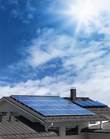 Système de panneaux solaires sur le toit de la maison, fond de ciel bleu ensoleillé Photographie de stock - Aubaine LD & Abonnement, Code: 400-06396615