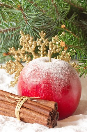 simsearch:400-07824857,k - Christmas composition with apple, golden snowflake and bundle of cinnamon sticks in the snow. Foto de stock - Super Valor sin royalties y Suscripción, Código: 400-06396786