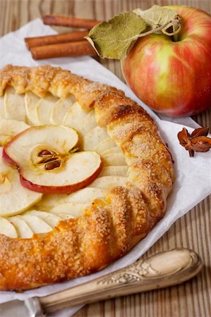 simsearch:400-04370315,k - Delicious apple pie and spices. Foto de stock - Royalty-Free Super Valor e Assinatura, Número: 400-06397221