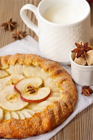 simsearch:400-06397215,k - Délicieuse tarte aux pommes avec des épices et de tasse de lait. Photographie de stock - Aubaine LD & Abonnement, Code: 400-06397222