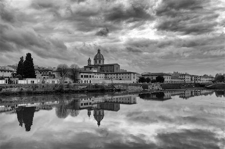 cityscape along the river Arno of Florence Foto de stock - Royalty-Free Super Valor e Assinatura, Número: 400-06390347