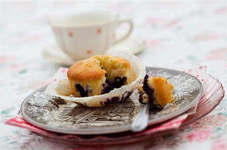 simsearch:400-06365777,k - Close-up of delicious home-made blueberry muffin on a plate Stock Photo - Budget Royalty-Free & Subscription, Code: 400-06390637