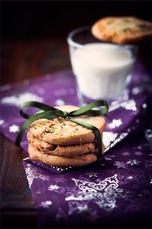 still life of pistachio cookies for christmas Foto de stock - Super Valor sin royalties y Suscripción, Código: 400-06390702