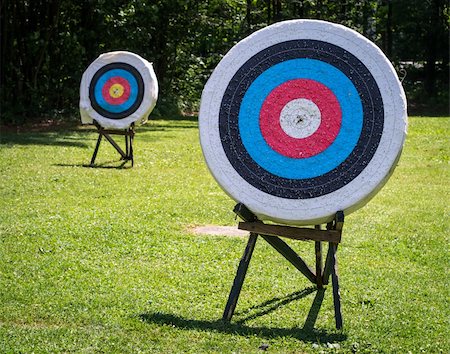 Archery targets lined up at a summer camp. Foto de stock - Super Valor sin royalties y Suscripción, Código: 400-06390726