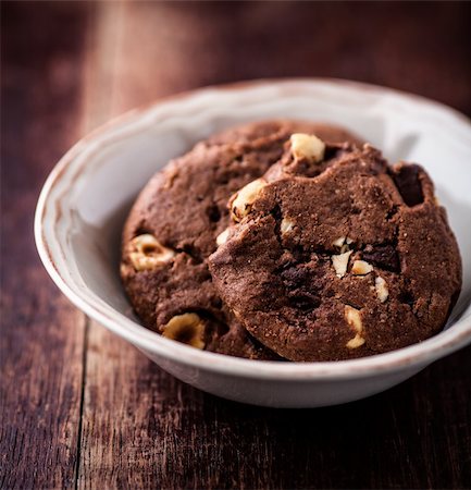 rustic chocolate chip cookies with hazelnuts in a bowl Foto de stock - Super Valor sin royalties y Suscripción, Código: 400-06391193