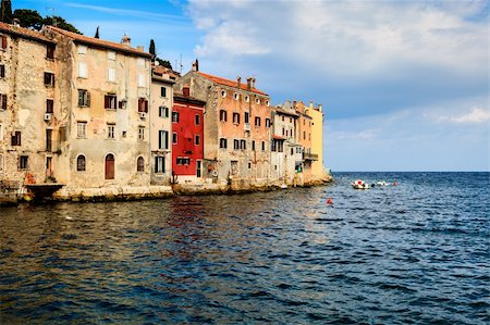 rovigno - Vieux maisons faisant face à mer dans la ville de Rovinj, Croatie médiévale Photographie de stock - Aubaine LD & Abonnement, Code: 400-06391340