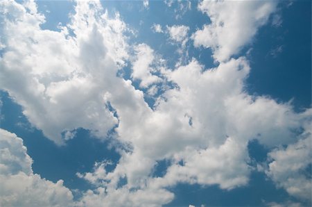 blue sky in a sunny day Foto de stock - Super Valor sin royalties y Suscripción, Código: 400-06391638