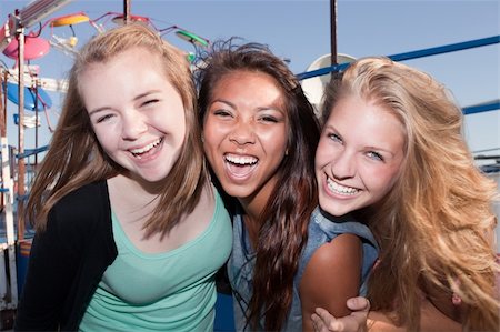 simsearch:400-06395165,k - Trois asiatiques et blanc adolescents amis rire ensemble Photographie de stock - Aubaine LD & Abonnement, Code: 400-06391970