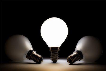 One light bulb shining in a dark space with other dead bulbs Foto de stock - Royalty-Free Super Valor e Assinatura, Número: 400-06392960