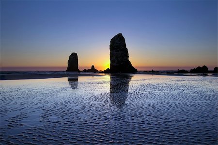 Roches aiguilles Haystack à Cannon Beach Oregon Coast marée basse au coucher du soleil Photographie de stock - Aubaine LD & Abonnement, Code: 400-06393065