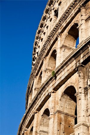 simsearch:400-05684630,k - Colosseum in Rome with blue sky, landmark of the city Foto de stock - Super Valor sin royalties y Suscripción, Código: 400-06393102