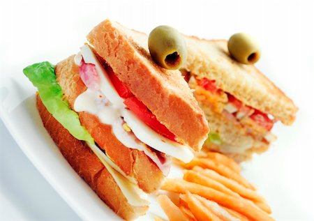 club sandwich et français frites dans une assiette blanche Photographie de stock - Aubaine LD & Abonnement, Code: 400-06393375