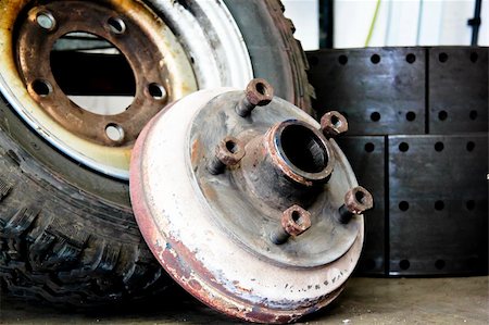 simsearch:400-08495449,k - well worn old wheel removed from truck in garage workshop Foto de stock - Super Valor sin royalties y Suscripción, Código: 400-06393426