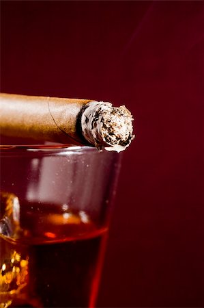 simsearch:400-05292494,k - Close-up photograph of a brown, burning cigar on a glass of whiskey. Foto de stock - Super Valor sin royalties y Suscripción, Código: 400-06393485