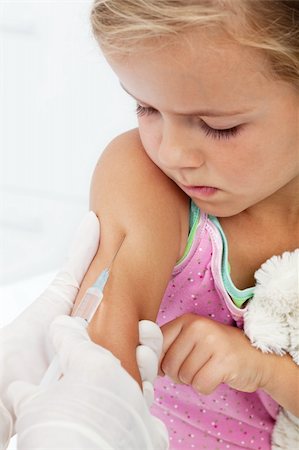 Fillette inquiet obtenir une injection ou un vaccin - regardant l'aiguille Photographie de stock - Aubaine LD & Abonnement, Code: 400-06408414