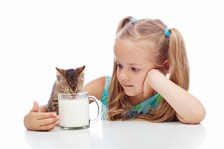 Petite fille partage lait avec son chaton - concept de soins aux animaux, isolé avec reflets Photographie de stock - Aubaine LD & Abonnement, Code: 400-06408524