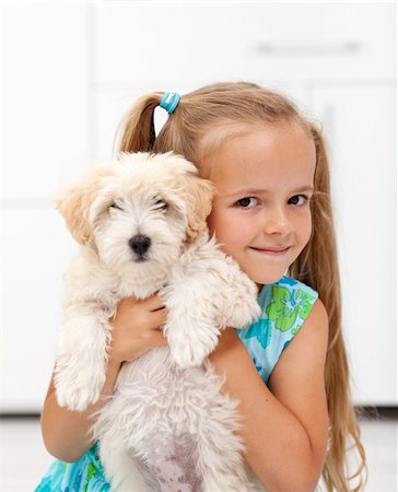 small to big dogs - I got a little doggy - happy little girl hugging her pet Foto de stock - Super Valor sin royalties y Suscripción, Código: 400-06408532