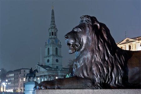 statue éclairée d'un lion regardant l'église de saint martin dans le domaine, sur trafalgar square Photographie de stock - Aubaine LD & Abonnement, Code: 400-06415379
