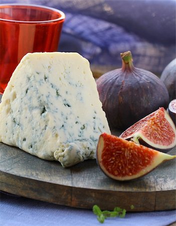 simsearch:825-02307375,k - fromage bleu et sucré des figues de fruits sur une planche de bois Photographie de stock - Aubaine LD & Abonnement, Code: 400-06415396