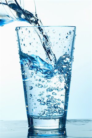 simsearch:400-04823336,k - Verser de l'eau avec des bulles dans un verre, vue de côté. Photographie de stock - Aubaine LD & Abonnement, Code: 400-06415760