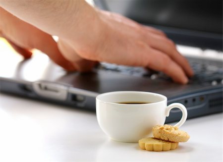 simsearch:400-04546601,k - Business Breakfast - cup of coffee and  laptop in the background Foto de stock - Royalty-Free Super Valor e Assinatura, Número: 400-06415840