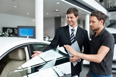 simsearch:694-03557973,k - Dem Verkäufer und dem Käufer in der Auto-show Stockbilder - Microstock & Abonnement, Bildnummer: 400-06415905