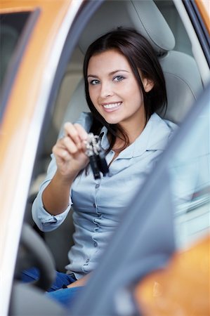 simsearch:400-06415950,k - Smiling girl with keys in a car Foto de stock - Super Valor sin royalties y Suscripción, Código: 400-06415954