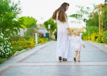 simsearch:400-06416407,k - Mother and baby walking outdoors. Rear view Foto de stock - Super Valor sin royalties y Suscripción, Código: 400-06416395